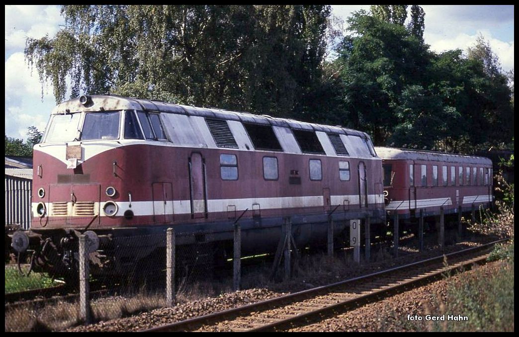 Im abgesperrten BW Bereich stand am 16.9.1990 diese ausgemusterte 118 der DR ohne erkennbare Nummer. Auch der dahinter stehende alte Beiwagen war leider nummernmäßig nicht zuzuordnen.