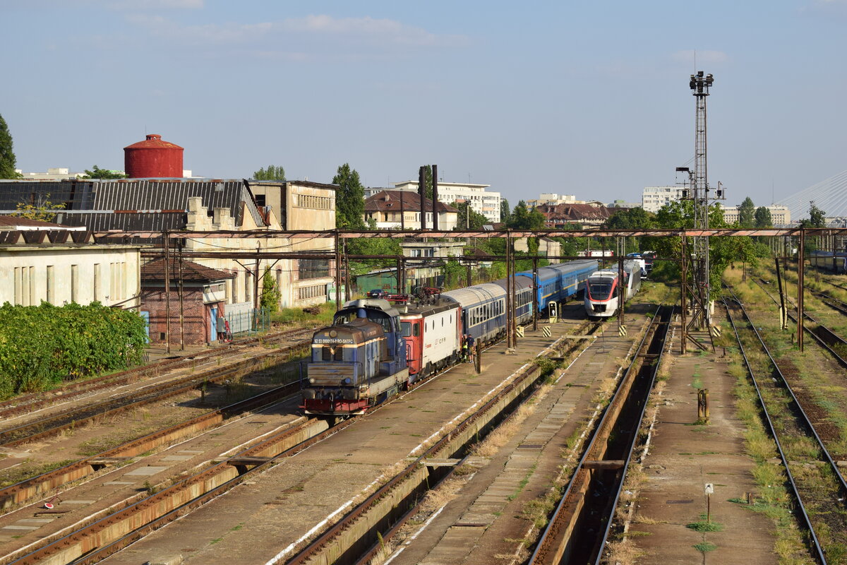 Im Abstellbahnhof von Bukarest Nord rangiert 800 174-0 den Nachtzug IRN 402 nach Chisinau.

Bukarest 03.09.2025