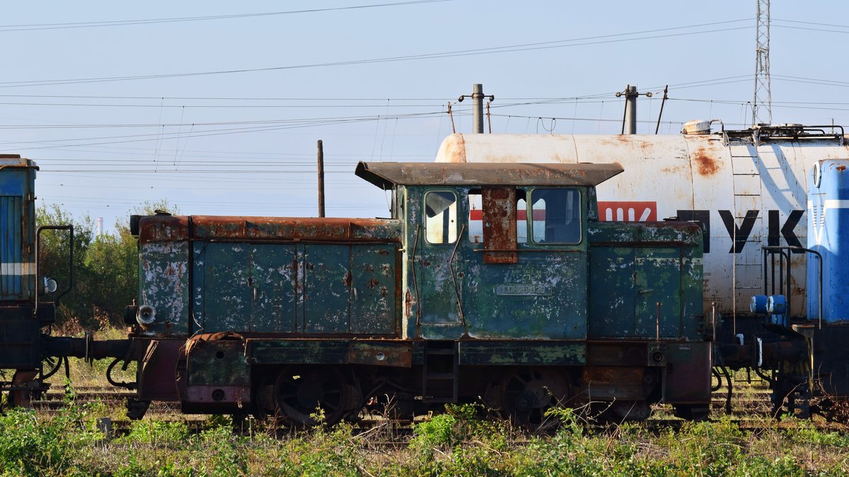 Im Abstellbahnhof Ploiesti standen am 29.09.2017 mehrere Dieselloks abgestellt. Hier ist die 88-029 (LDH25-029).