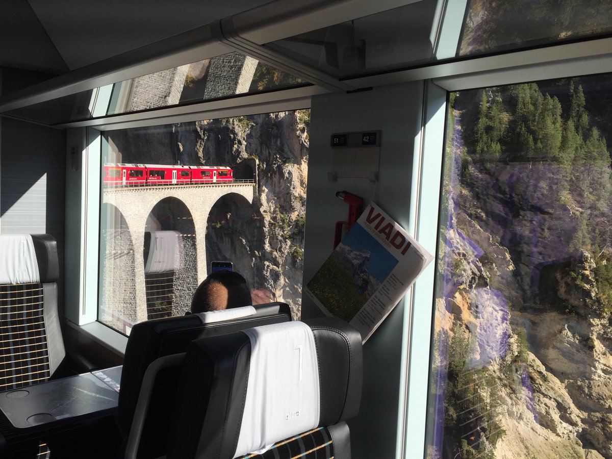 Im AGZ, gezogen vom Allegra-Triebzug ABe 8/12 auf dem Landwasserviadukt kurz vor Filisur. 