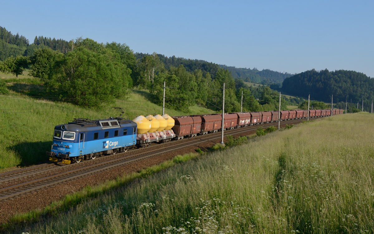Im aktuellen „Najbrt-Design  präsentierte sich am frühen Morgen des 27. Mai 2018 die Gleichstromlok 130 005 kurz vor Česká Třebová