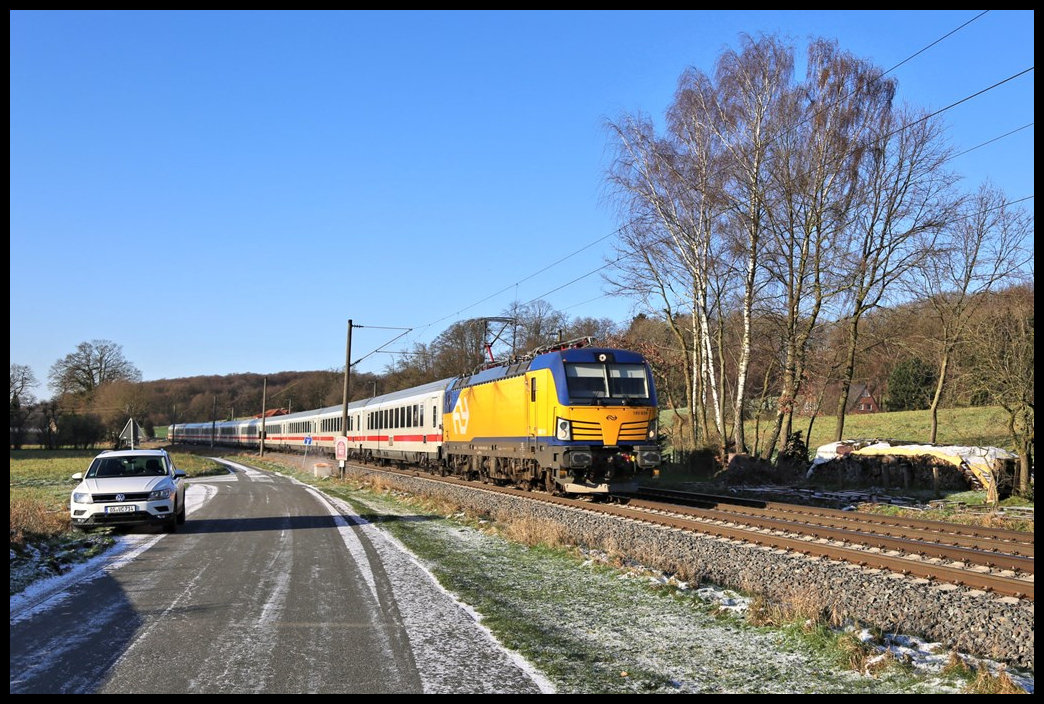 Im aktuellen Fahrplan hat erstmals die NS den Transport der IC Züge zwischen Amsterdam und Berlin übernommen und führt diese Züge mit der Vectron Baureihe 193. Am 8.1.2024 kam 193939 mit dem IC 143 nach Berlin um 10.45 Uhr durch die Bauernschaft Westerkappeln-Velpe.