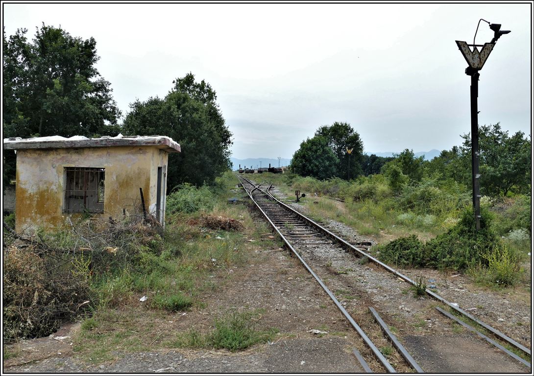 Im albanischen Grenzbahnhof Bajzë fällt das Rangiersignal deutscher Bauart auf. Sonst macht die ganze Anlage einen desolaten Zustand. (16.07.2019)
