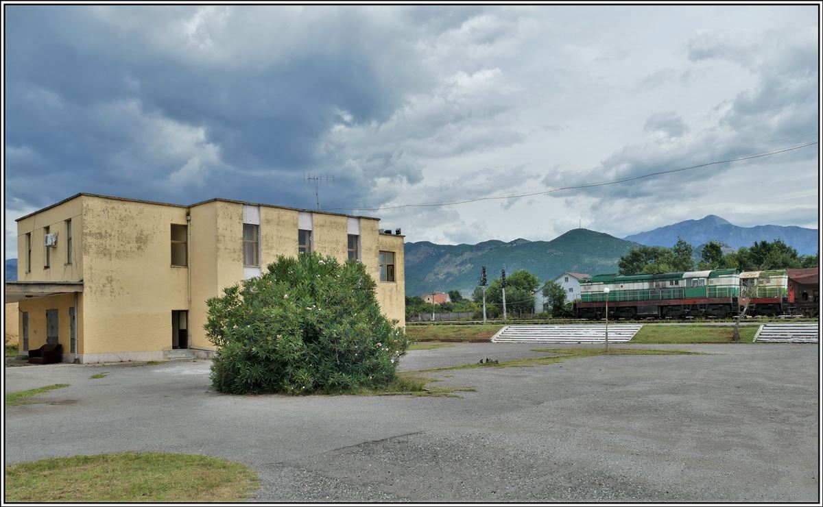 Im albanischen Grenzbahnhof Bajzë warten zwei T669 auf Güterlast, die irgendwann aus Montenegro eintreffen soll. (16.07.2019)