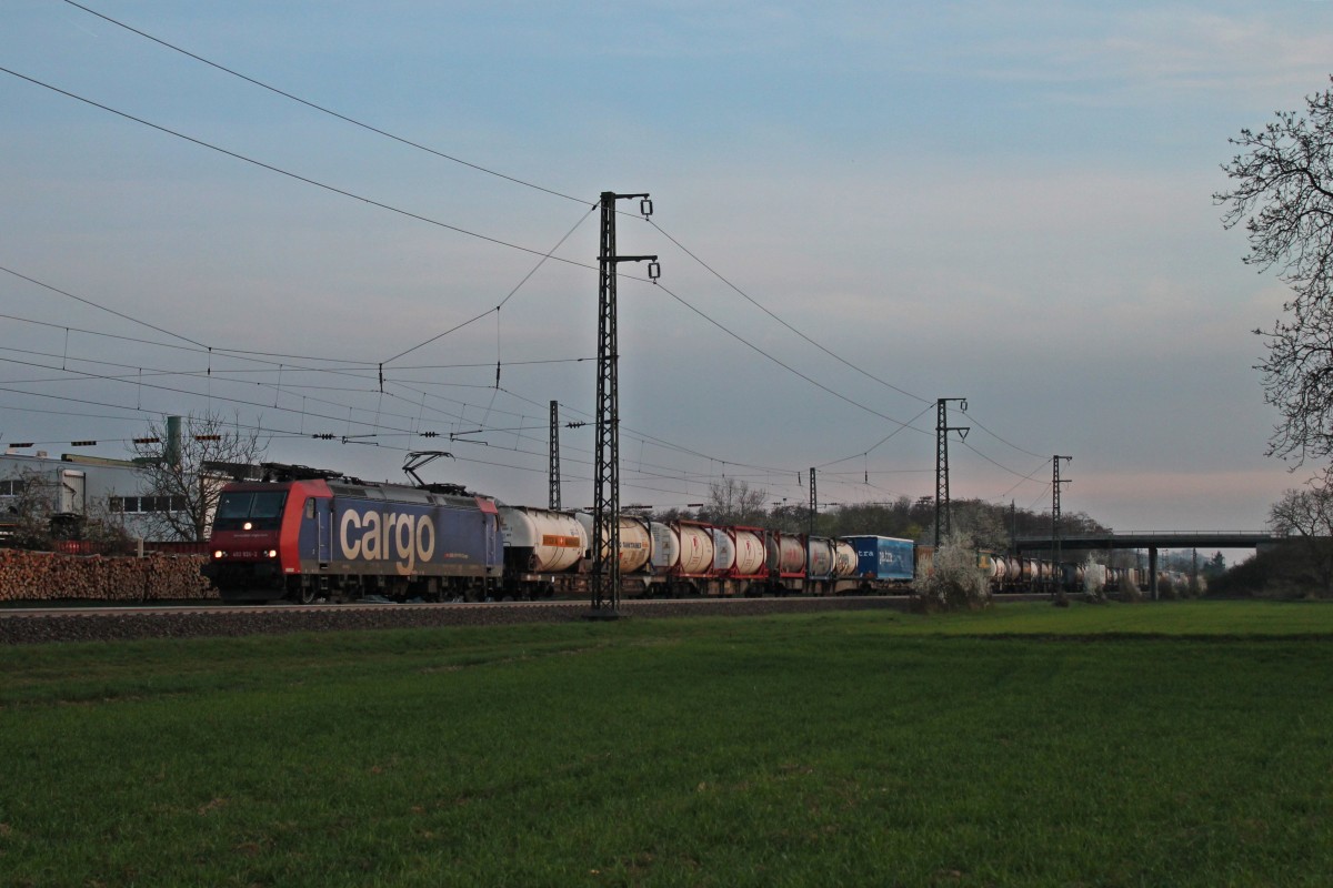 Im aller letzten Licht des 29.03.2014 fuhr SBB Cargo Re 482 026-2 mit einem Containerzug durch Auggen in Richtung Norden.