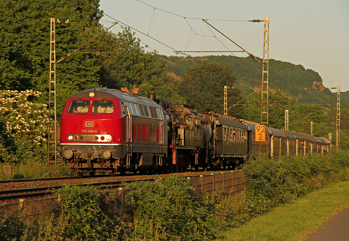 Im allerletzten Licht bringt 215 086 den Sonderzug mit gut gelaunten Fahrgästen samt 78 468 zurück nach Osnabrück, aufgenommen in BN-Limperich am 27.05.2017