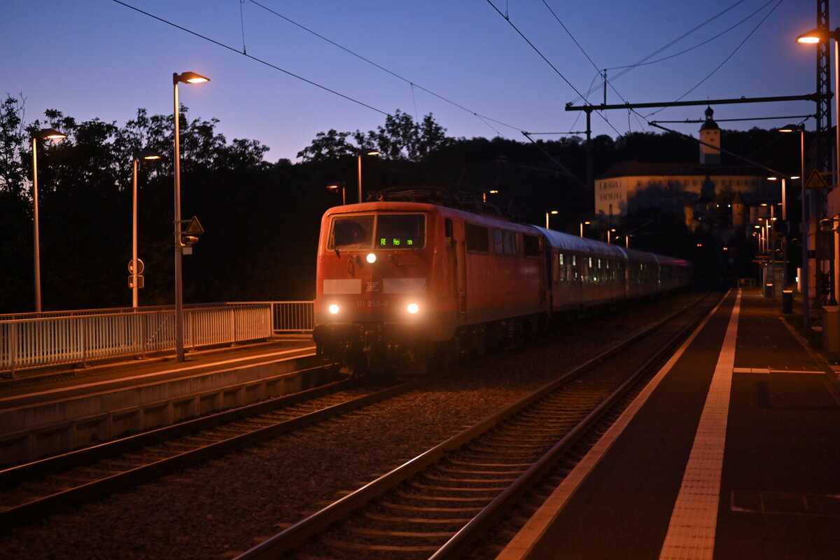 Im allerletzten Licht des Tages kommt die GfF 111 056 mit ihren N-Wagen als RE 10a  nach Heilbronn Hbf in Gundelsheim Neckar eingefahren. 3.9.2021
