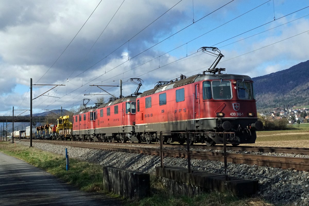 Im allerletzten Moment erwischt. 
SBB CARGO Güterzug mit nicht alltäglicher roter BOBO-Traktion bei Selzach in Richtung Osten unterwegs am 18. Februar 2020. An der Zugsspitze eingereiht ist die Re 430 368-1.
Foto: Walter Ruetsch 