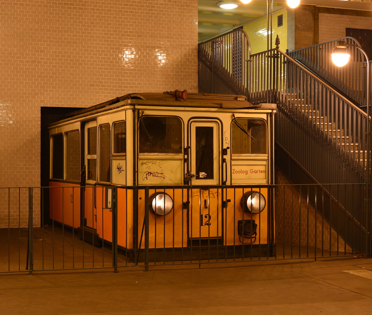 Im am 1.Juli 1913 eröffneten U-Bahnhof Klosterstraße steht am Nordende des Bahnsteiges seit 1985 ein Teilstück des Triebwagen 12 Schöneberger Bauart Baujahr 1910 der ehemaligen Schöneberger U-Bahn. 

Berlin Mitte 03.01.2018