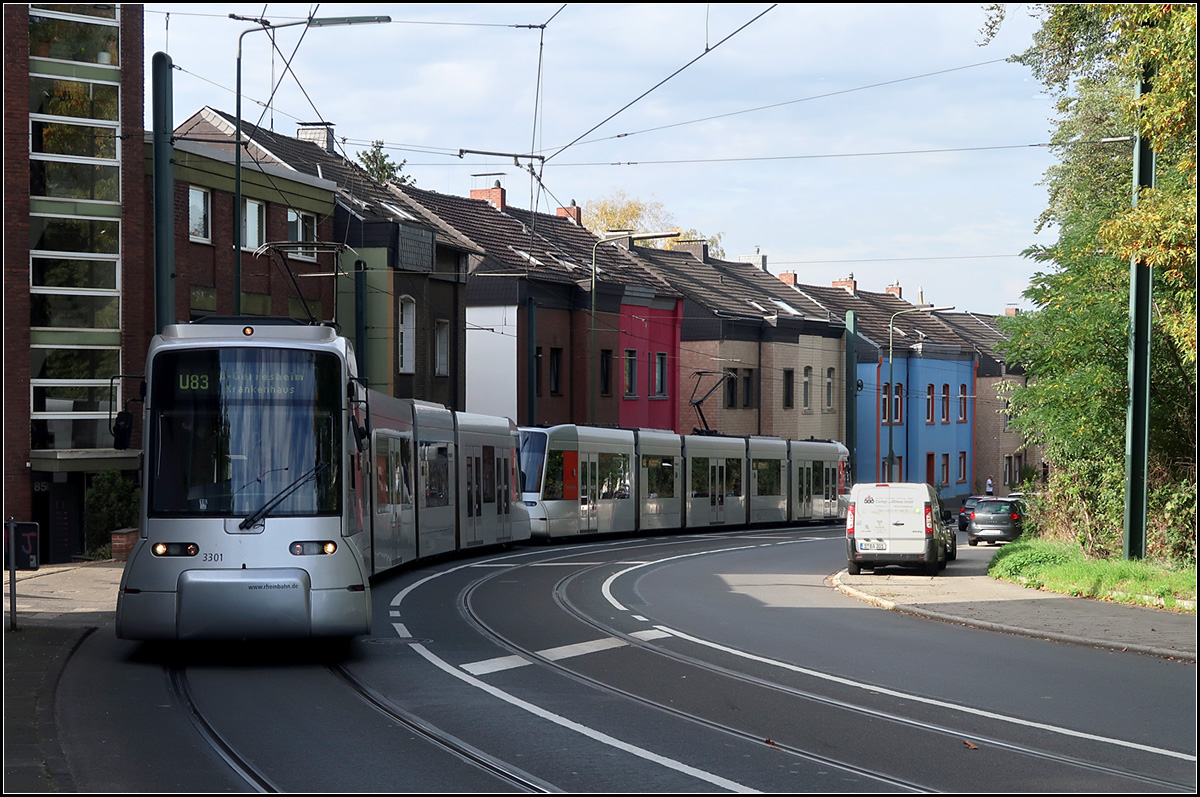 Im ansteigenden Bogen -

Eine Doppeltraktion auf der U83 fährt in Düsseldorf-Grafenberg die Ludenberger Straße bergwärts.

14.10.2019 (M)
