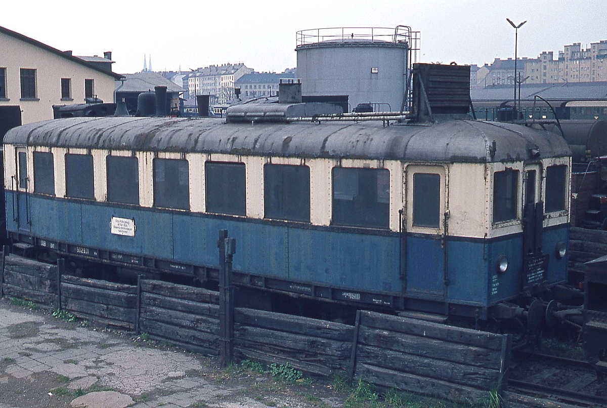 Im April 1974 war der VT 5029.01 auf dem Gelände des Wiener Nordbahnhofes abgestellt. Das Fahrzeug wurde 1927 von Warchalowski, Eissler & Co. als benzol-mechanischer Triebwagen an die BBÖ ausgeliefert und später von der DR auf Gasantrieb umgestellt. Die ÖBB bauten ihn zu einem dieselangetriebenen Fahrzeug um und musterten ihn 1968 aus. Auf dem Schild an der Seite steht  Das Fahrzeug ist für das Eisenbahnmuseum bestimmt . Der Triebwagen blieb erhalten, befindet sich heute jedoch in einem schlechten Zustand.