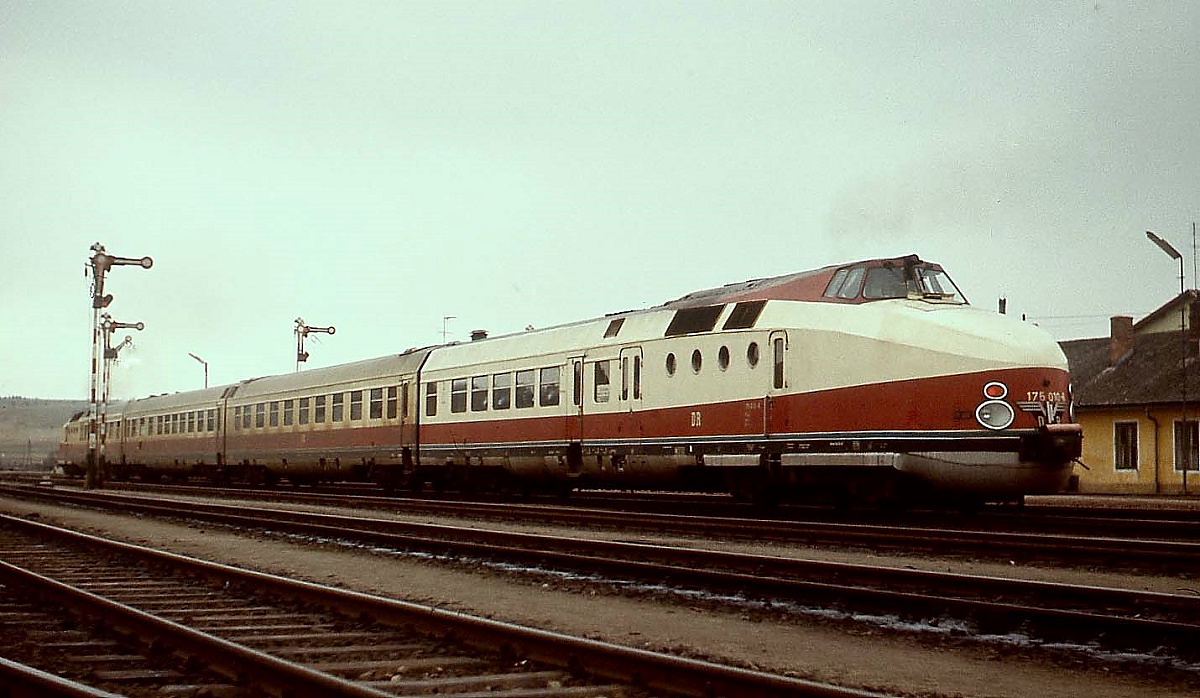 Im April 1975 durchfahren 175 009-0 und 175 010-4 der DR mit dem  Vindobona  von Wien nach Berlin den Bahnhof Schwarzenau/Niederösterreich. Im Gegensatz zum 175 010-4 sind der vordere VT und die beiden Zwischenwagen kein Aushängeschild für die DR.