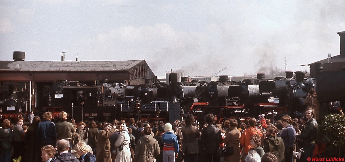 Im April 1976  feierte  die DB den Dampflok-Abschied im Bw Stolberg, dem letzten Dampflok-Bw der Bundesbahndirektion Köln. Auch damals schon zog ein solches Ereignis zahlreiche Besucher an. Auf der Drehscheibe die preußische T 3 89 7159.