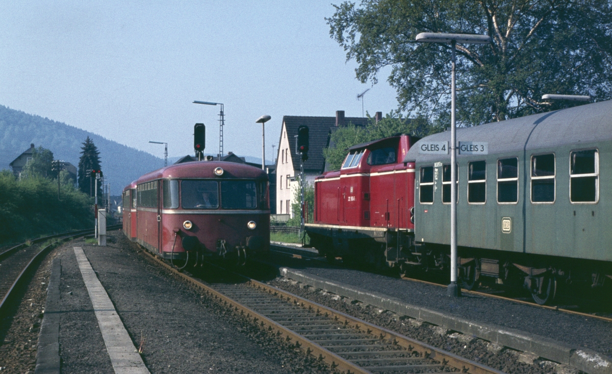 Im April 1978 war Berleburg noch ein richtiger Bahnhof, wo Zugkreuzungen stattfinden konnten. Heute existiert hier nur noch ein Stumpfgleis. 