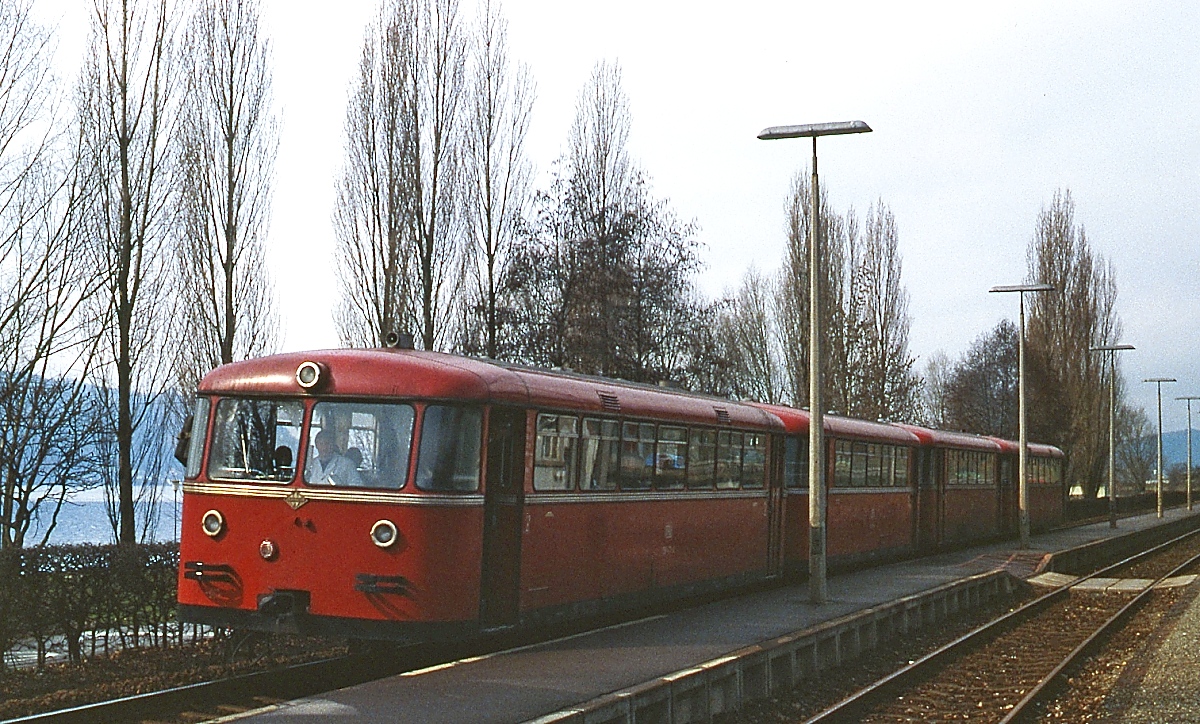 Im April 1979 hält ein Nahverkehrzug, betehend aus zwei 795/995-Garnituren, in Sipplingen