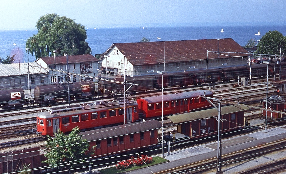 Im April 1979 kommt der ABDeh 2/4 23 der Rohrschach-Heiden-Bergbahn mit dem B4 14 II in Rohrschach an, im Vordergrund die Anlagen des SBB-Depot Rohrschach