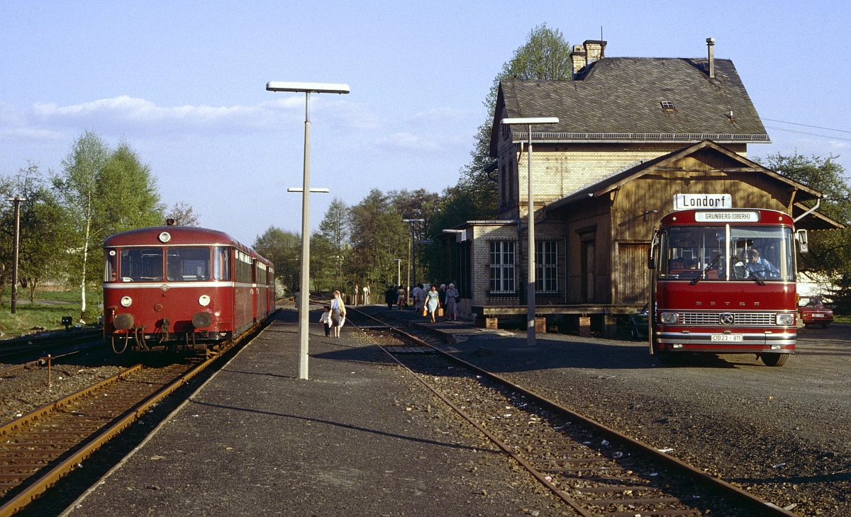 Im April 1981 war das Ende des Personenverkehrs von Lollar nach Londorf abzusehen. Eine Gießener 798-Einheit trifft in Londorf auf die heute auch schon längst historische  Gummikonkurrenz .