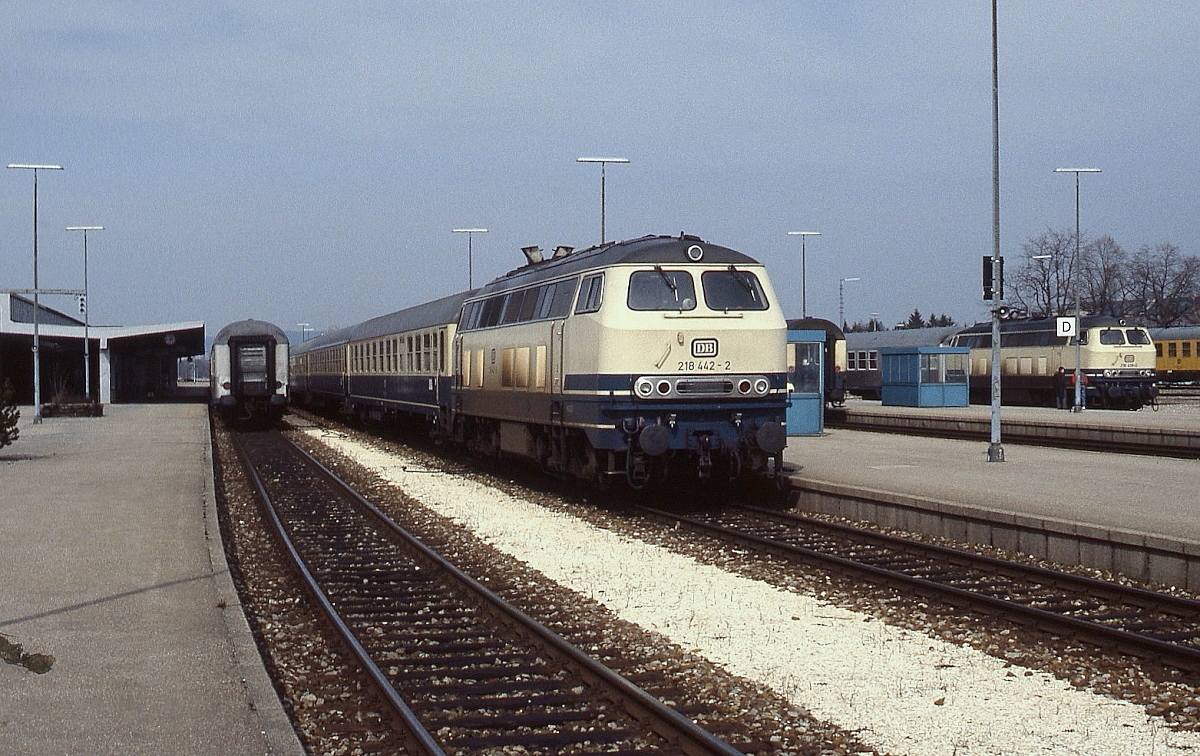 Im April 1982 ist 218 442-2 mit einem Schnellzug im Kemptener Hauptbahnhof angekommen