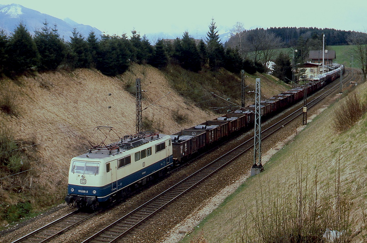 Im April 1982 durchfährt 111 035-2 mit einem Güterzug den Bahnhof Bergen. Der Einsatz der Schnellzugloks vor Güterzügen war damals eher die Ausnahme.
