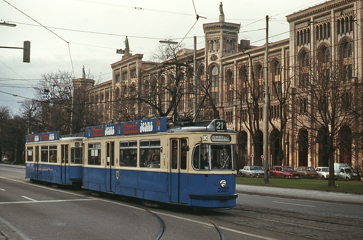 Im April 1982 fährt der M3 2327 auf der Linie 21 in Richtung Ostbahnhof, im Hintergund das Maximilianeum. Die M3 wurden zwischen 1954 und 1955 in Dienst gestellt und bis 1983 ausgemustert.