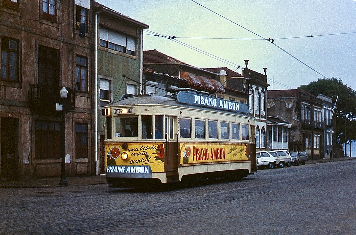 Im April 1984 ist der 1939 von den Ateliers de Construction de Famillereux gelieferte Vierachser 285 in Porto auf der Linie 1 nach Matosinhos unterwegs