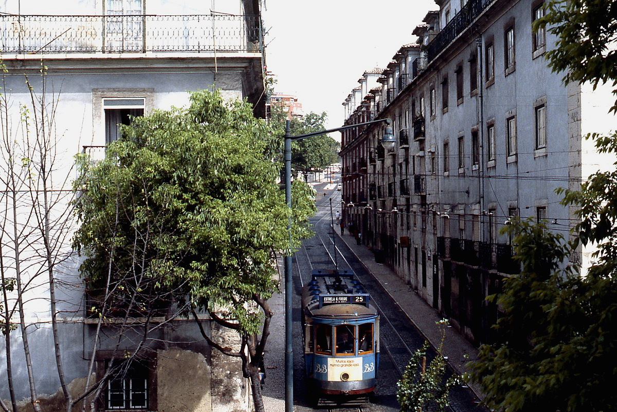 Im April 1984 befährt der Lisssaboner Standardtriebwagen 241 die Ringlinie 25/26, die von Estrela über Martim Moniz und Gomes Freire bzw. umgekehrt führte. Seit dem 18.01.1991 gibt es diese Verbindung nicht mehr.