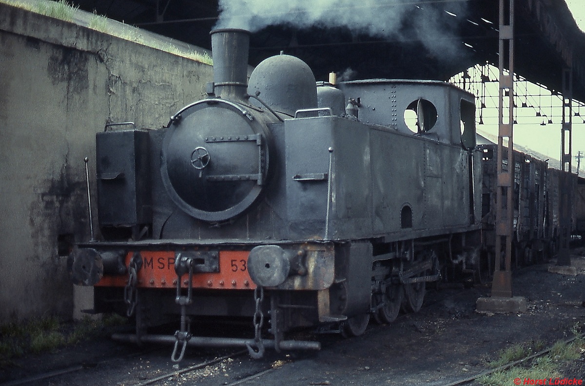 Im April 1984 stand die C-Tenderlok MSP 53 (1.676 mm Spurweite) auf einem Dreischienengleis im Deposito Ponferrada. Diese Begegnung war eine echte berraschung fr mich, denn im Gegensatz zur Ponferrada-Villablino-Bahn, ber die es ab und zu Informationen in einschlgigen Fachzeitschriften gab, war mir vllig unbekannt, dass die benachbarte Minengesellschaft ebenfalls noch Dampflokomotiven einsetzte.