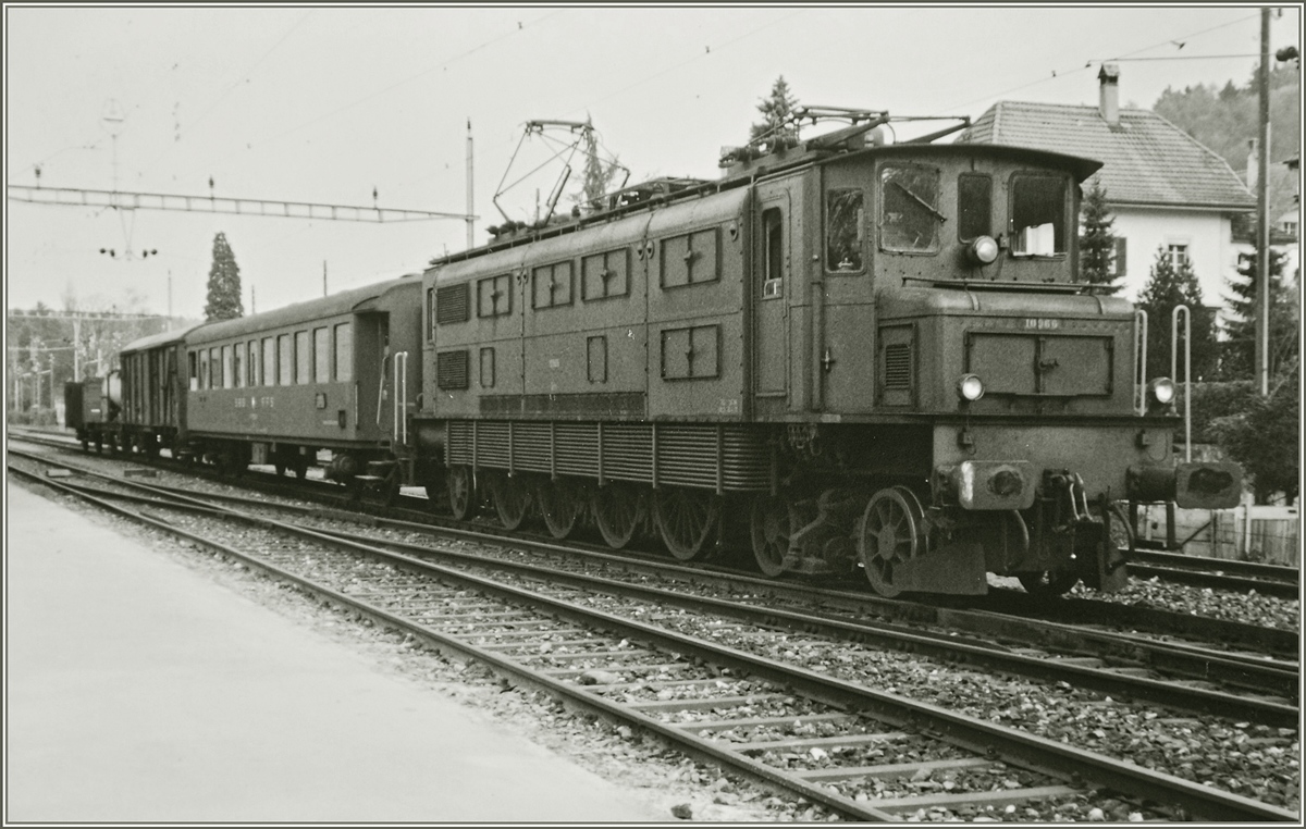 Im April 1985 konnte ich die Ae 4/7 10969 mit einem  Stücker  (Nahgüterzug) in Büren an der Aare fotografieren. Der Zug wird in Kürze Büren an der Aare Richtung Dotzigen verlassen.
