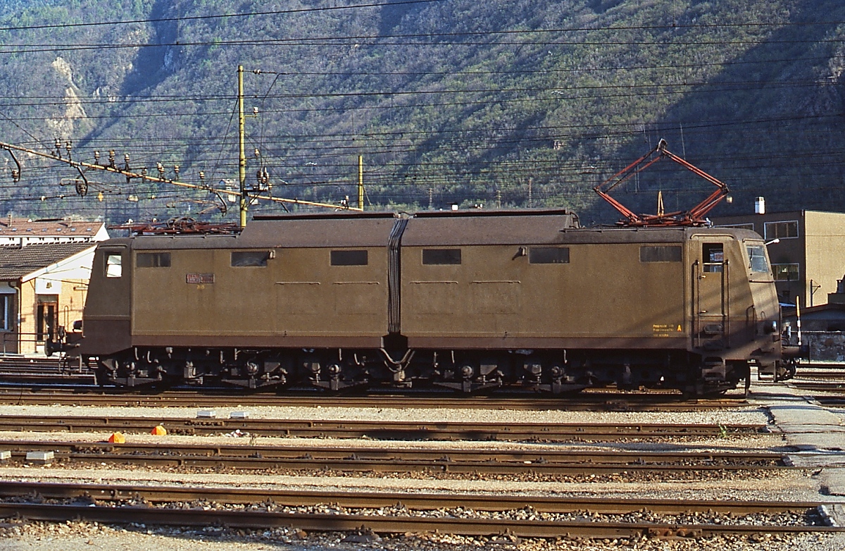 Im April 1985 rangiert eine E 636 im Bahnhof Bozen/Bolzano. Über einen Zeitraum von 22 Jahren wurden insgesamt 469 dieser Bo'Bo'Bo-Maschinen in Dienst gestellt.