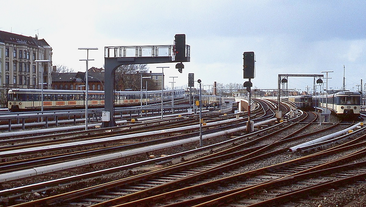 Im April 1985 sind mehrere S-Bahn-Züge der Baureihe 471 im Gleisvorfeld des Bahnhofes Hamburg-Altona abgestellt, rechts fährt ein ebensolcher Zug aus Richtung Blankenese ein