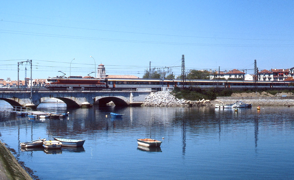 Im April 1986 verläßt eine unbekannte CC-6500 den Bahnhof Saint-Jean-de-Luz in Richtung spanische Grenze