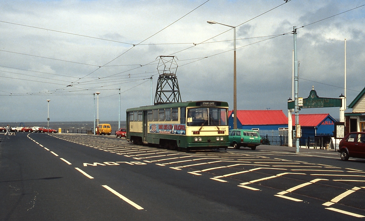 Im April 1992 verläßt der  Centenary Class -Triebwagen 646 Fleetwood in Richtung Starr Gate. Diese Fahrzeuge, deren Aufbau von einer Busfabrik stammt, wurden zwischen 1984 und 1987 in Dienst gestellt und verdrängten allmählich die formschönen Altbau-Triebwagen. 