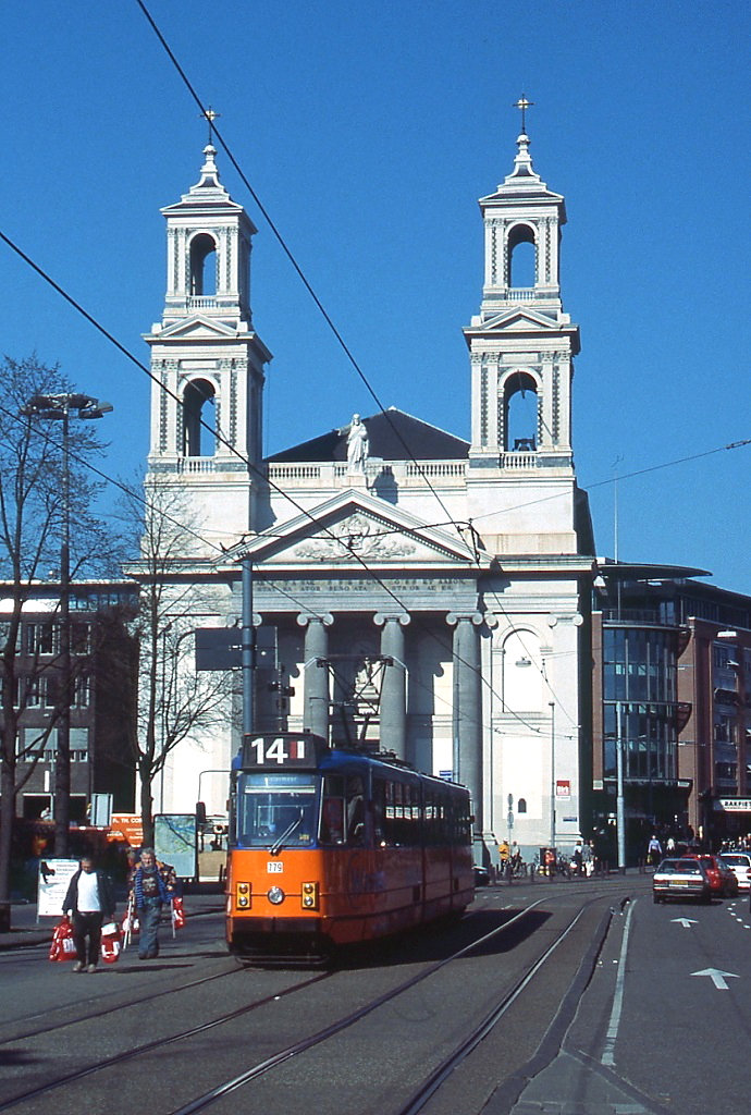 Im April 2002 hält der 8G 779 als Linie 14 an der Haltestelle Waterlooplein, im Hintergrund die Mozes & Aaron kerk. Das Fahrzeug gehört zu einer Serie, die zwischen 1974 und 1975 bei Linke-Hoffmann-Busch beschafft und bis 2003 ausgemustert wurde.