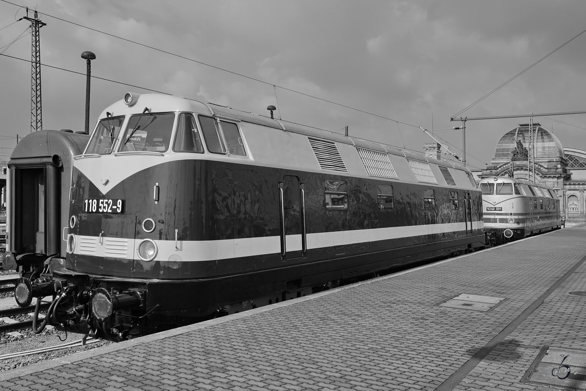 Im April 2014 war die Diesellokomotive 118 552-9 als Blickfang am Dresdner Hauptbahnhof abgestellt.
