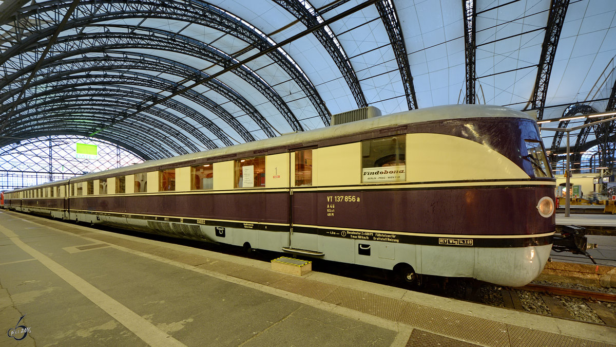 Im April 2014 war der VT 137 856 als Blickfang im Dresdner Hauptbahnhof abgestellt.