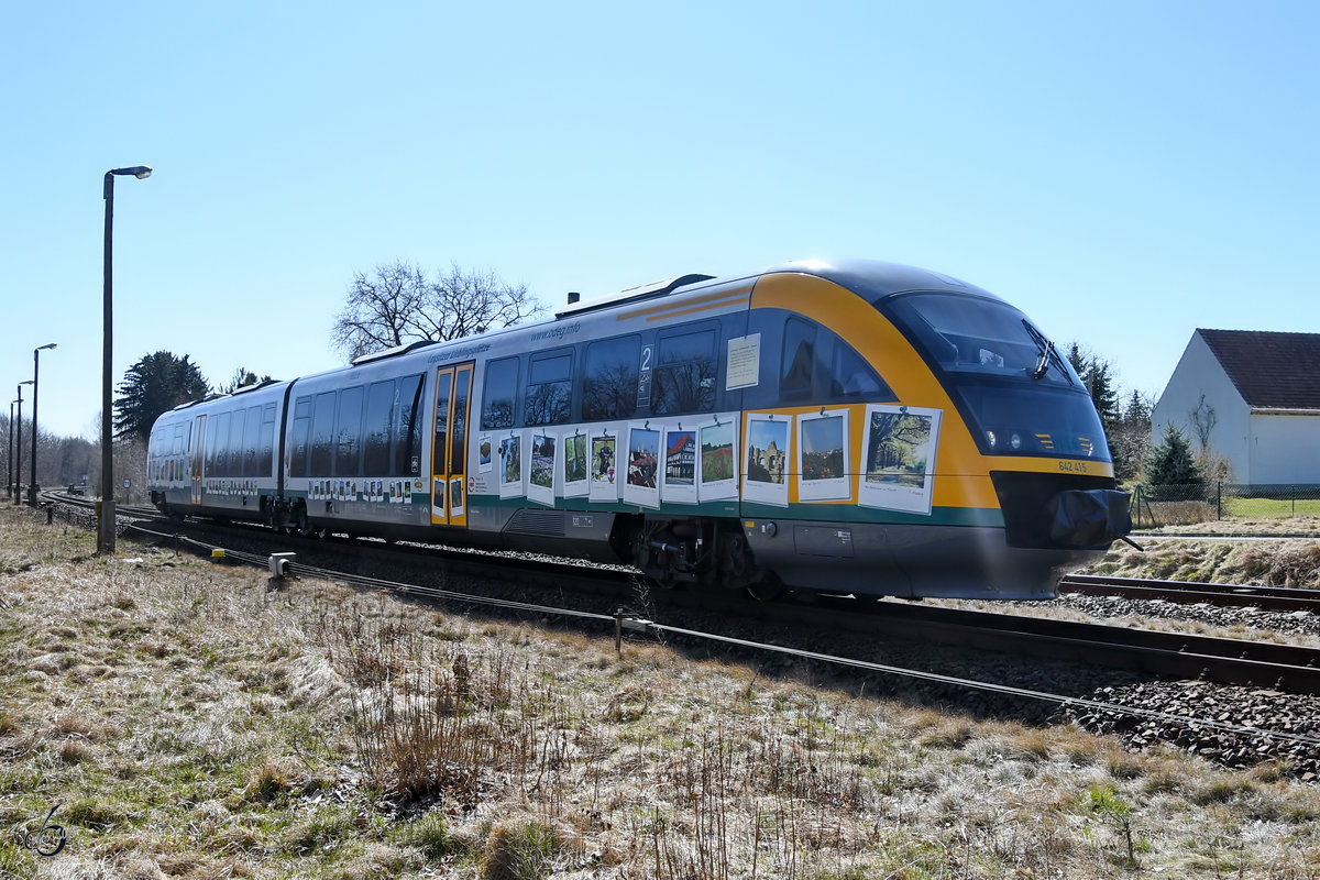 Im April 2018 war der Dieseltriebwagen 642 415  Lausitzer Lieblingsplätze  in Richtung Bahnhof Hähnichen unterwegs.