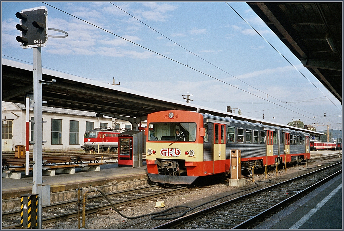 Im Archiv gefunden: Ein GKB Triebwagen der Baureihe 5070 wartet in Graz auf die Abfahrt.

September 2004