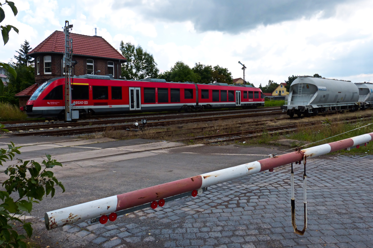 Im Archiv der mißlungenen Bilder gewühlt: Am 11.07.2014 fotografierte 648 768 beim Verlassen des Bahnhofes Niedersachswerfen vom angrenzenden Bahnübergang aus. In diesem Bahnhof werden auch die Abraumzüge von Stuttgart21 am angrenzenden Kohnstein (Gipstagebau entladen)