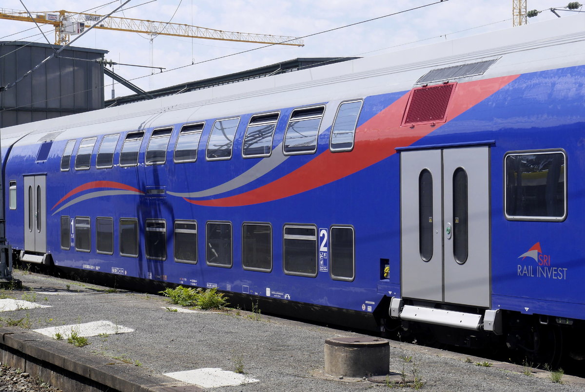 Im Auftrag von Abellio BW ist 146 521 von Wedler Logistic mit einem DoSto-Zug von Rail Invest zwischen Stuttgart und Tübingen unterwegs. Im Bild: der zweite Wagen dieses IRE-Zuges in Stuttgart Hbf am 22.7.20.