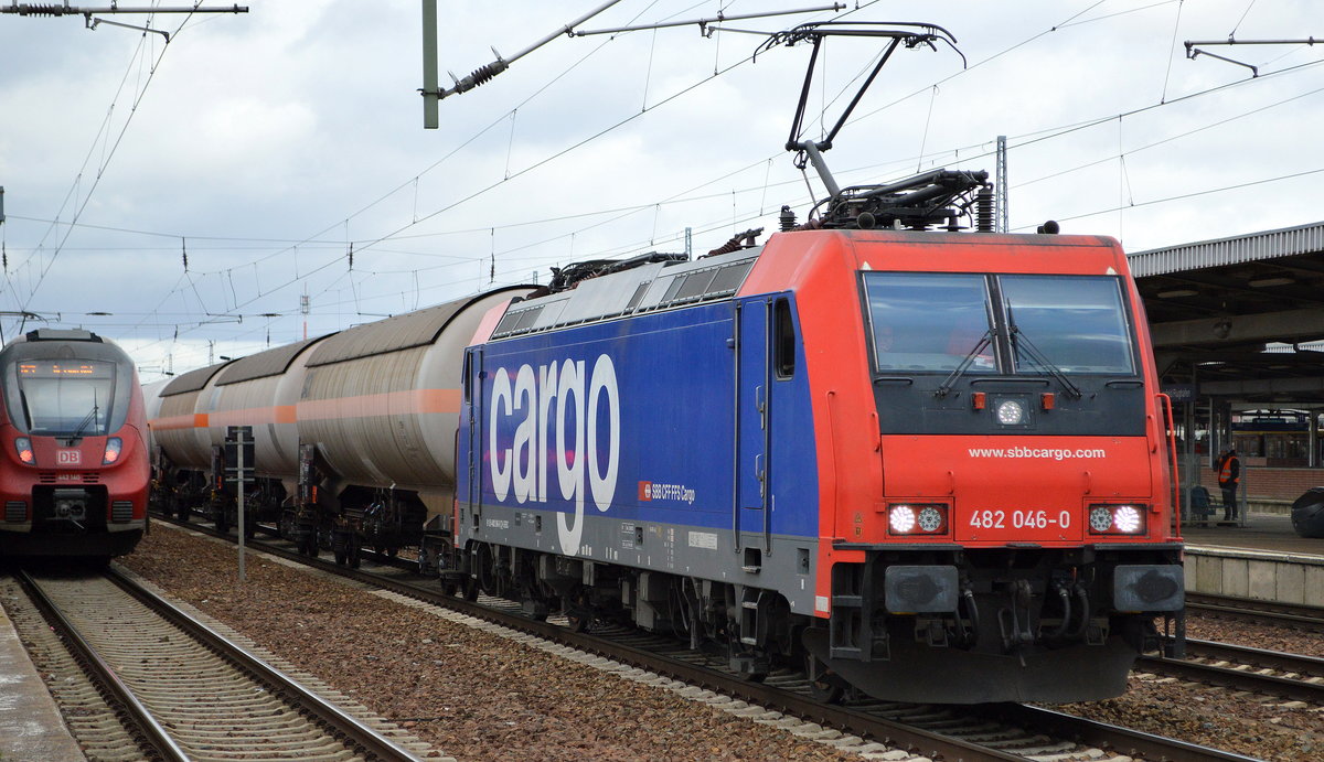 Im Auftrag von Arcelor-Mittal mit der  482 046-0  [NVR-Nummer: 91 85 4482 046-0 CH-SBBC] und Ganzzug Druckgaskesselwagen (Propen) beim Personalwechsel am 04.02.20 Bf. Flughafen Berlin Schönefeld. 