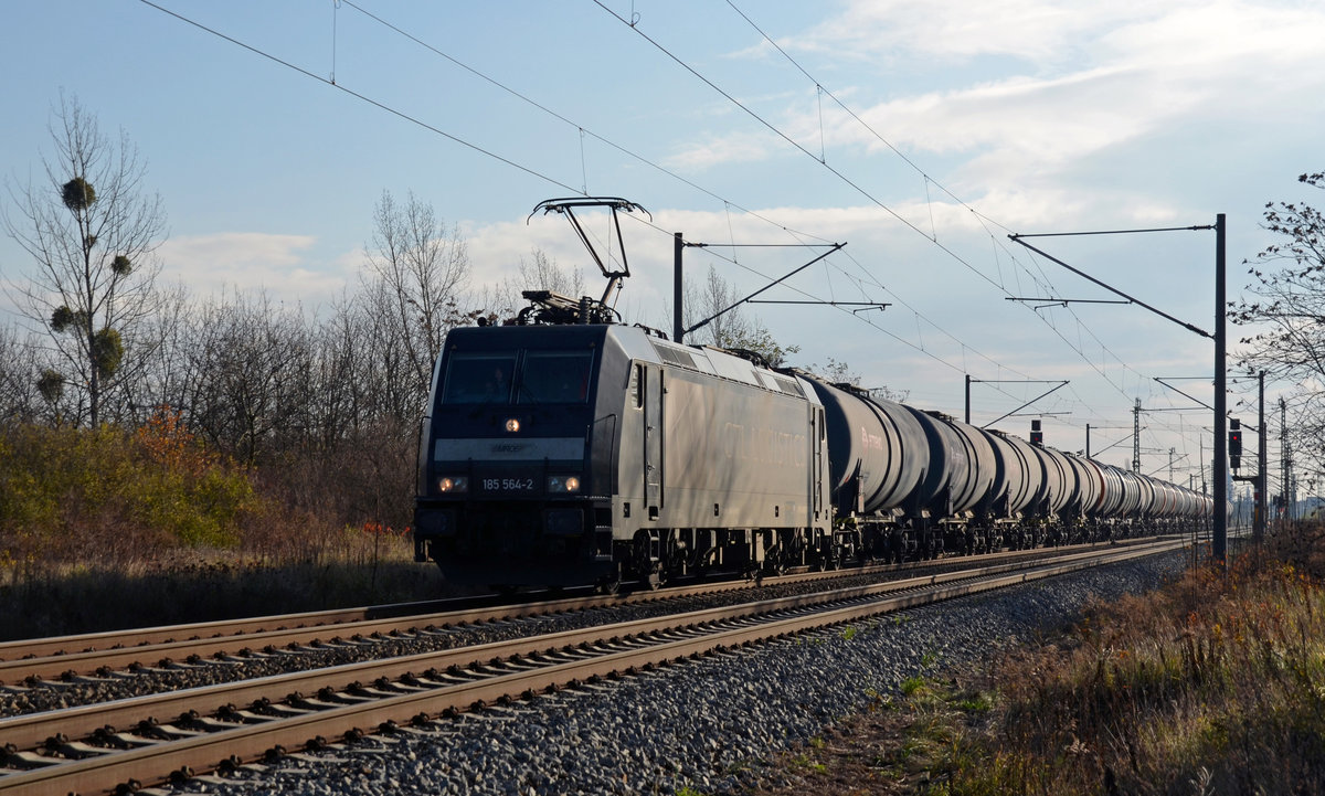 Im Auftrag der CTL schleppte 185 564 ihren Kesselwagenzug am 26.11.17 durch Greppin Richtung Dessau. Gruß zurück!