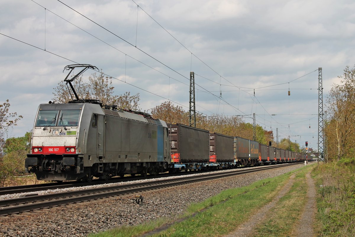 Im Auftrag für TXL bespannte am 13.04.2017 die Rpool/BLSC 186 107 den  Jan de Rijk -Containerzug (Rotterdam Waalhaven - Melzo Scalo), als sie bei Heitersheim durchs Rheintal in Richutng Basel fuhr.