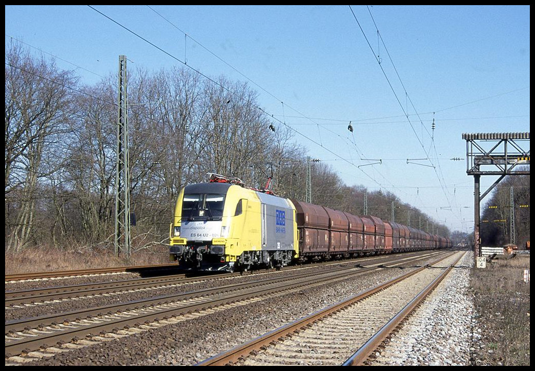 Im Auftrag der RAG kommt hier der Taurus ES54U2-024 mit dem Kohlependel nach Marl am 22.3.2003 um 10.17 Uhr durch den Bahnhof Natrup-Hagen.