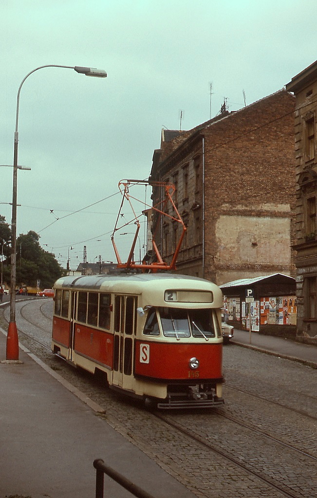Im August 1977 ist ein Tatra-T2 unterwegs vom Hauptbahnhof in die Innenstadt von Plzen/Pilsen