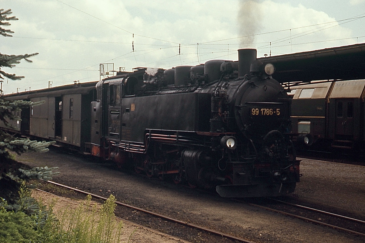 Im August 1977 steht 99 1786-5 in Radebeul abfahrbereit vor einem Personenzug nach Radeburg