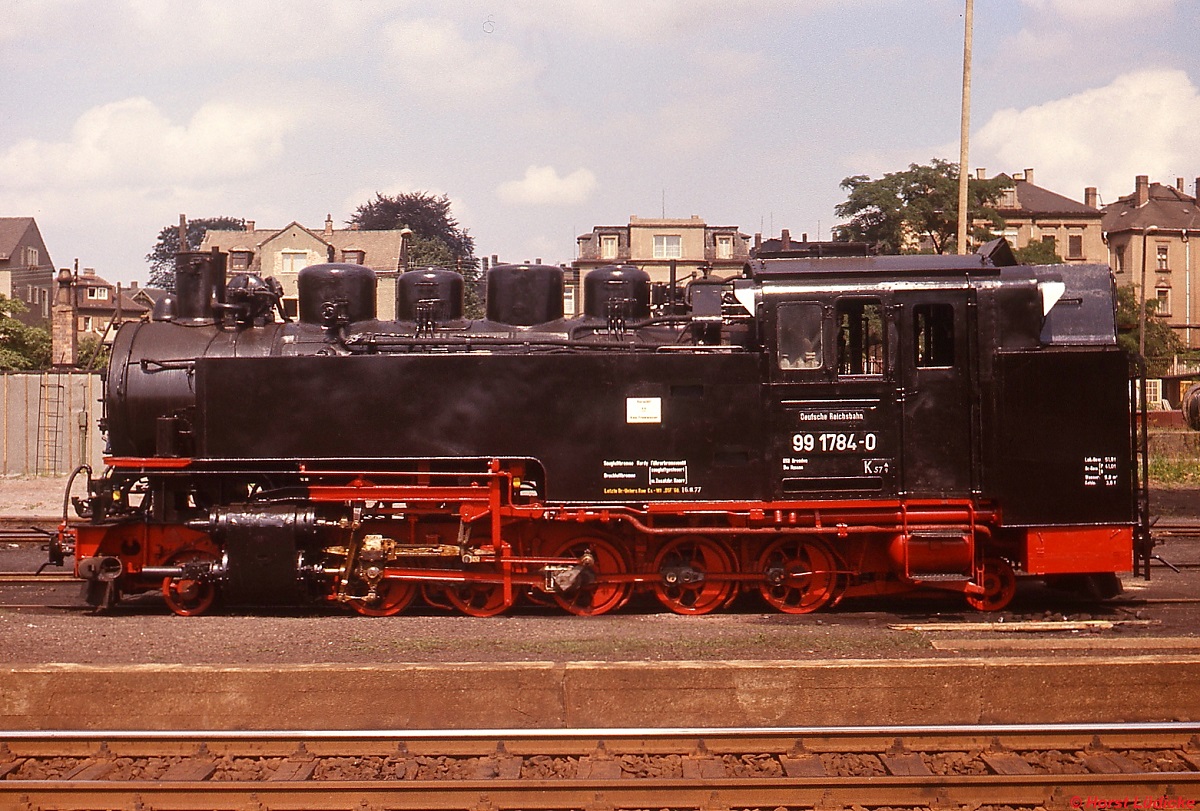 Im August 1977 steht die frisch untersuchte 99 1784-0 vor dem Lokschuppen in Radebeul