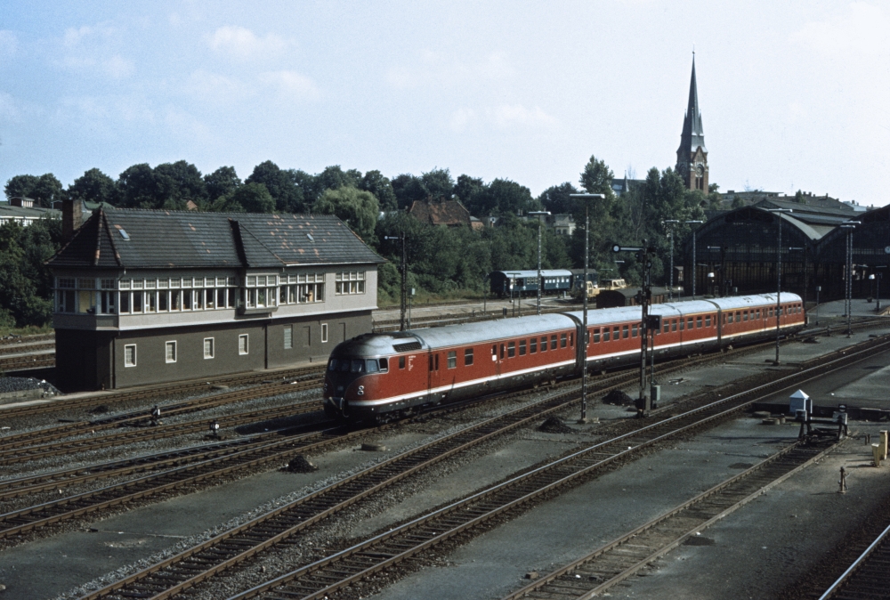 Im August 1980 verlsst ein unbekannter 612 Lbeck Hbf als Eilzug nach Lneburg.
