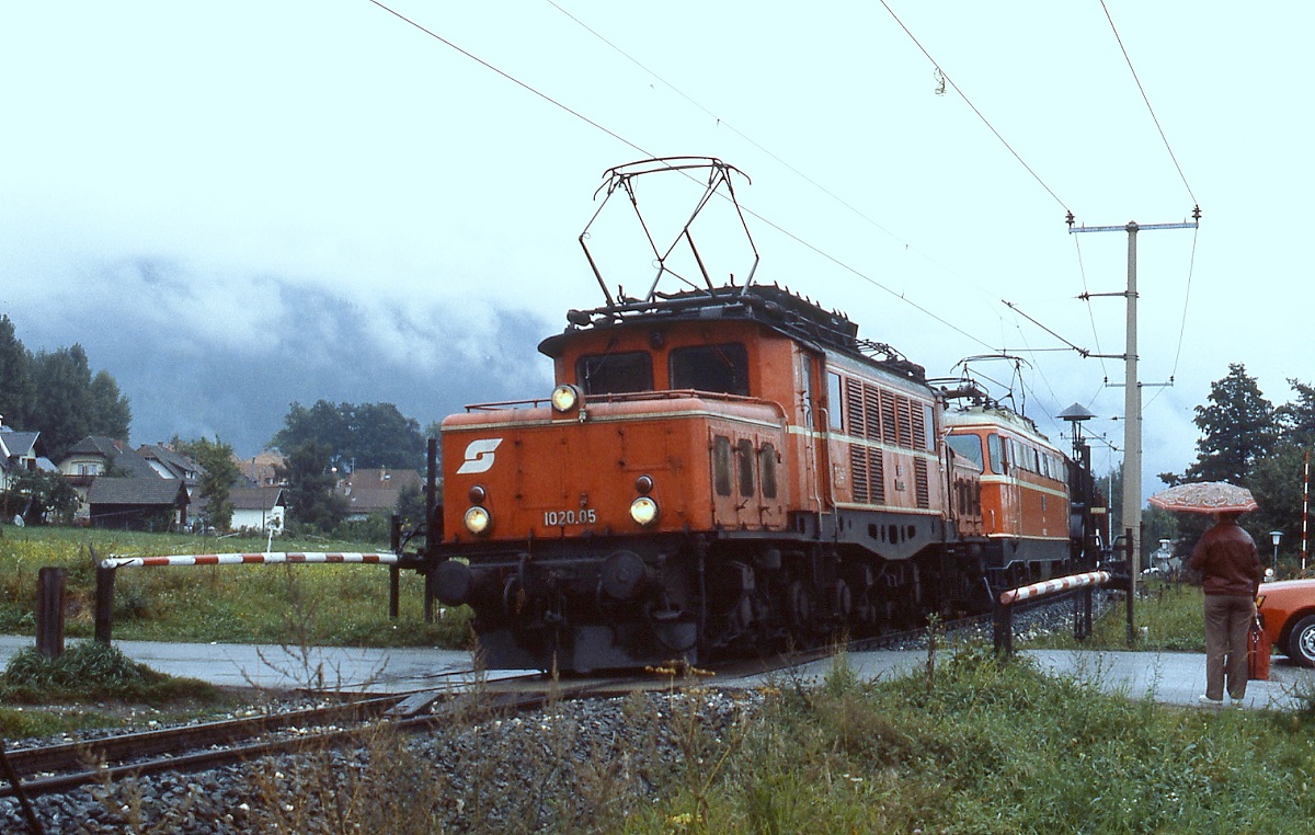 Im August 1981 ist 1020.05 als Vorspannlok vor einer 1042 auf der Osiacherseestrecke eingesetzt, hier in Bodensdorf. Planmässig waren die 1020 hier nicht anzutreffen.