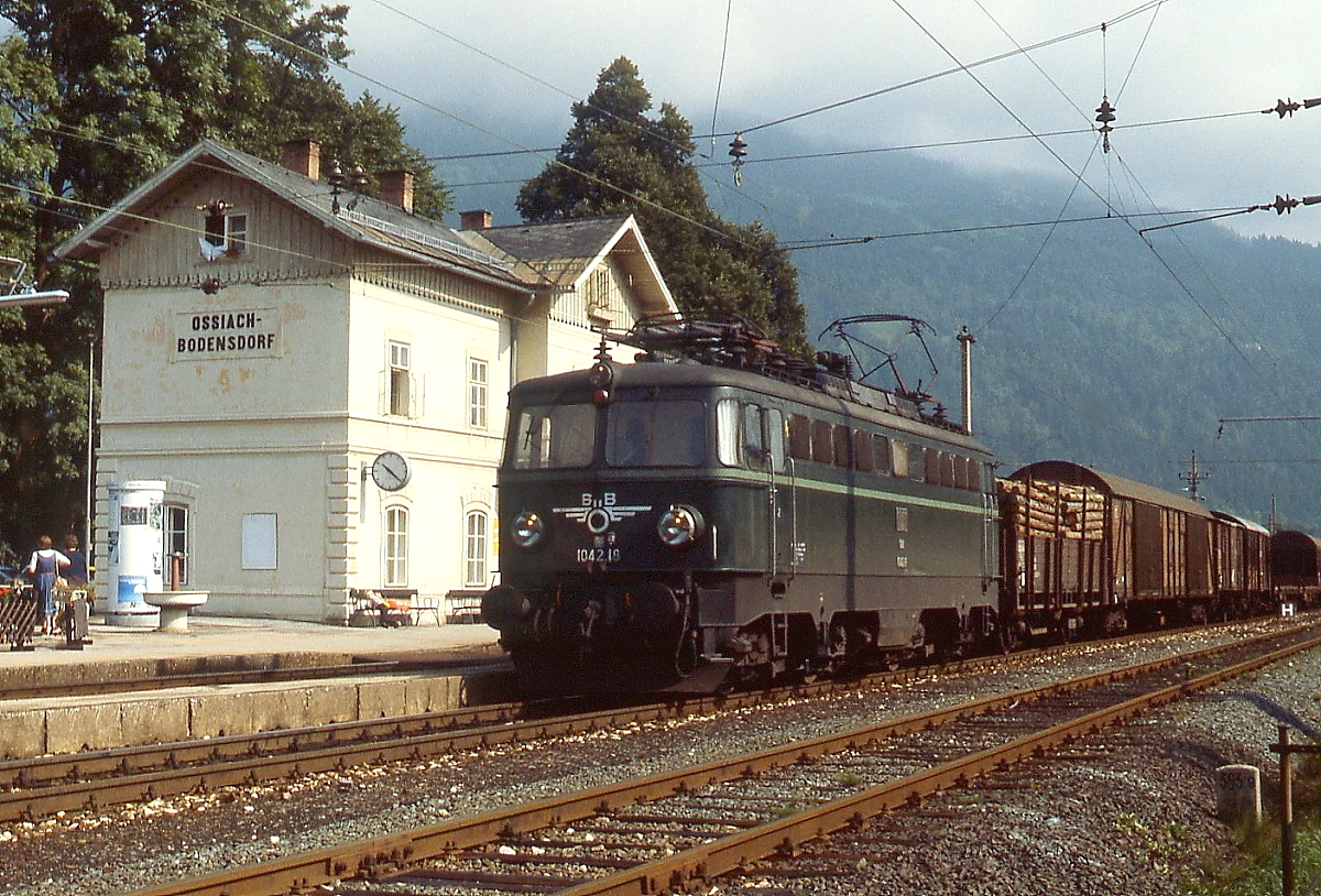 Im August 1981 durchfährt 1042.19 den Bahnhof Ossiach-Bodensdorf
