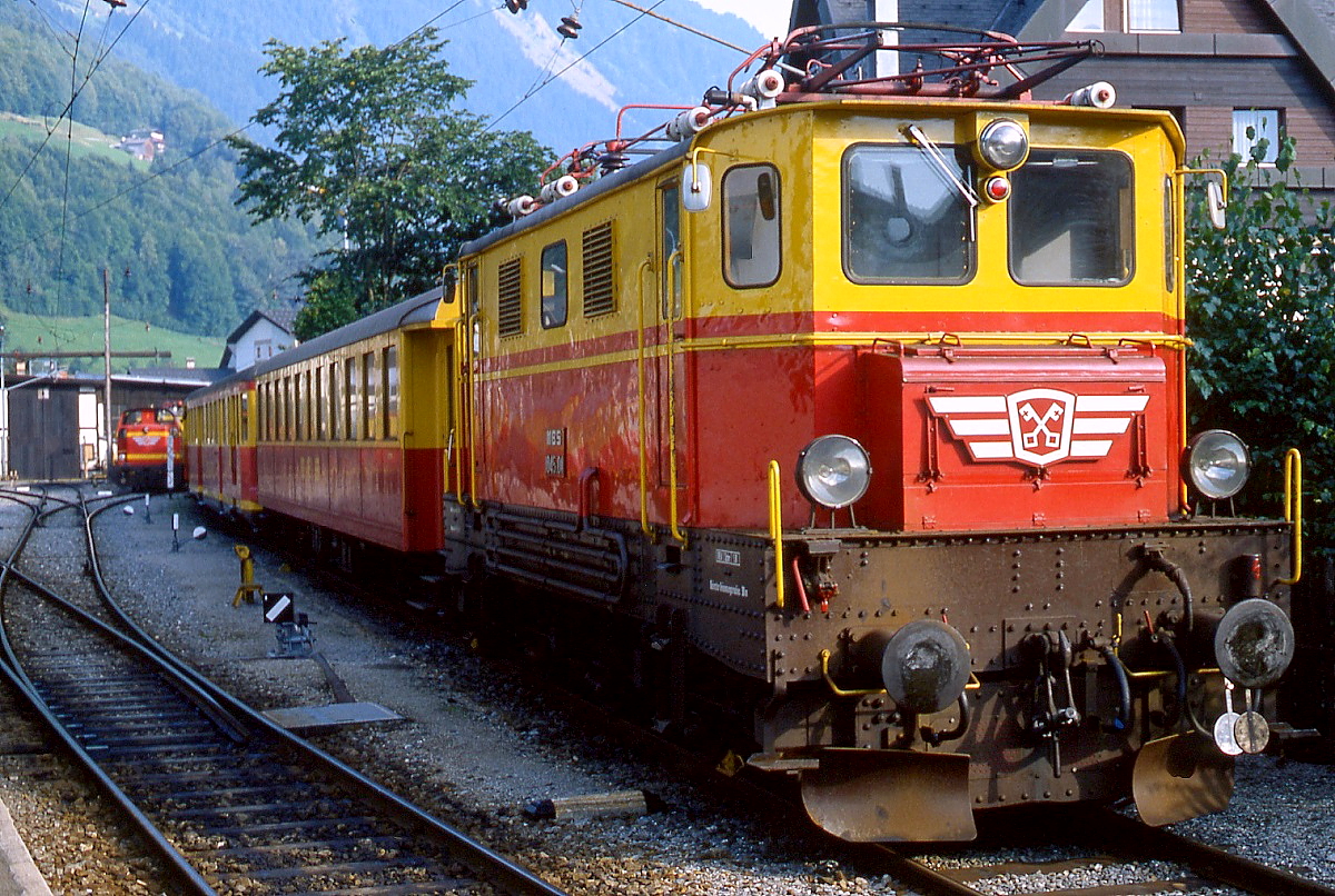 Im August 1982 ist die frisch lackierte 1045.01 der Montafonerbahn (ex ÖBB) im Bahnhof Schruns abgestellt
